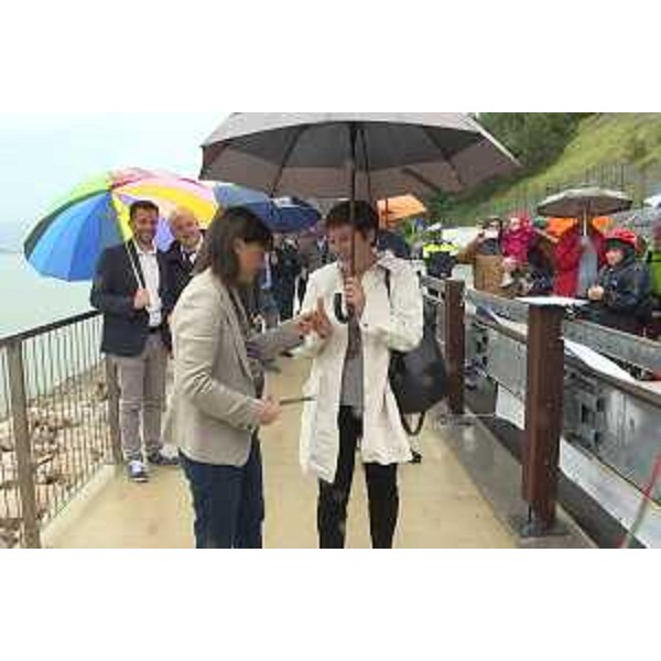 Debora Serracchiani (Presidente Regione Friuli Venezia Giulia) e Laura Marzi (Sindaco Muggia) inaugurano il primo tratto di pista ciclabile tra Porto San Rocco e il confine con la Slovenia - Muggia 20/05/2017