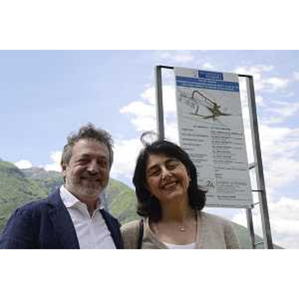 Claudio Del Fabbro (Assessore opere pubbliche, viabilità e protezione civile Comune Villa Santina) e Mariagrazia Santoro (Assessore regionale Infrastrutture e Territorio) all'avvio dei lavori di sistemazione dell'incrocio per la zona industriale sulla SS52 "Carnica"- Villa Santina 23/05/2017 