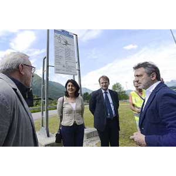 Romano Polonia (Sindaco Comune Villa Santina), Mariagrazia Santoro (Assessore regionale Infrastrutture e Territorio), Giorgio Damiani (Presidente di Fvg Strade) e Claudio Del Fabbro (Assessore opere pubbliche, viabilità e protezione civile Comune Villa Santina)all'avvio dei lavori di sistemazione dell'incrocio per la zona industriale sulla SS52 "Carnica"- Villa Santina 23/05/2017