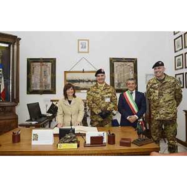 Debora Serracchiani (Presidente Regione Friuli Venezia Giulia), Angelo Di Domenico (Comandante Reggimento Genova Cavalleria), Francesco Martines (Sindaco Comune Palmanova) e Ugo Cillo (Comandante Brigata Cavalleria Pozzuolo del Friuli) presso la caserma Durli - Palmanova 24/05/2017