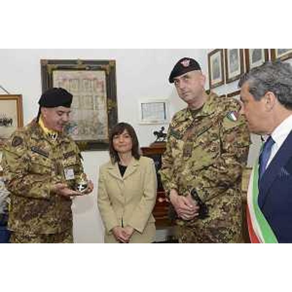 Angelo Di Domenico (Comandante Reggimento Genova Cavalleria), Debora Serracchiani (Presidente Regione Friuli Venezia Giulia), Ugo Cillo (Comandante Brigata Cavalleria Pozzuolo del Friuli) e Francesco Martines (Sindaco Comune Palmanova) presso la caserma Durli - Palmanova 24/05/2017
