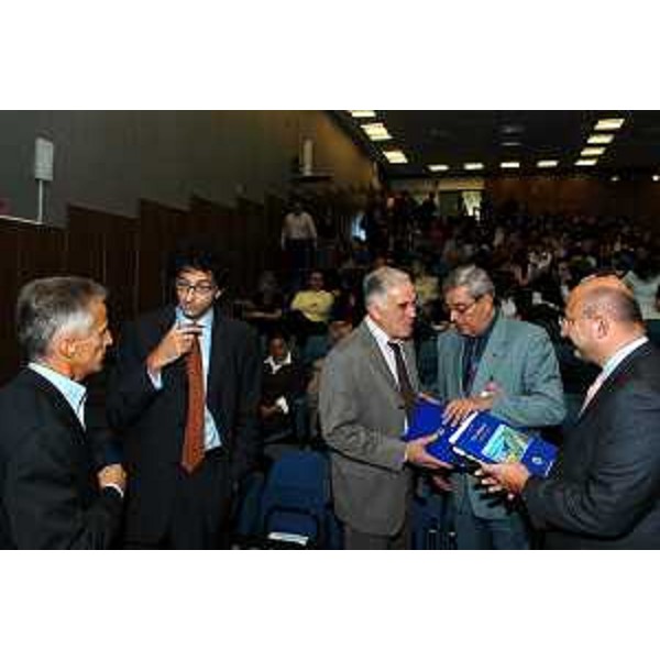 Riccardo Illy (Presidente Regione Friuli Venezia Giulia) e Roberto Cosolini (Assessore Regionale al lavoro, formazione, università e ricerca) ala conferenza stampa di Isaac Getz (Udine, 02/10/05) 