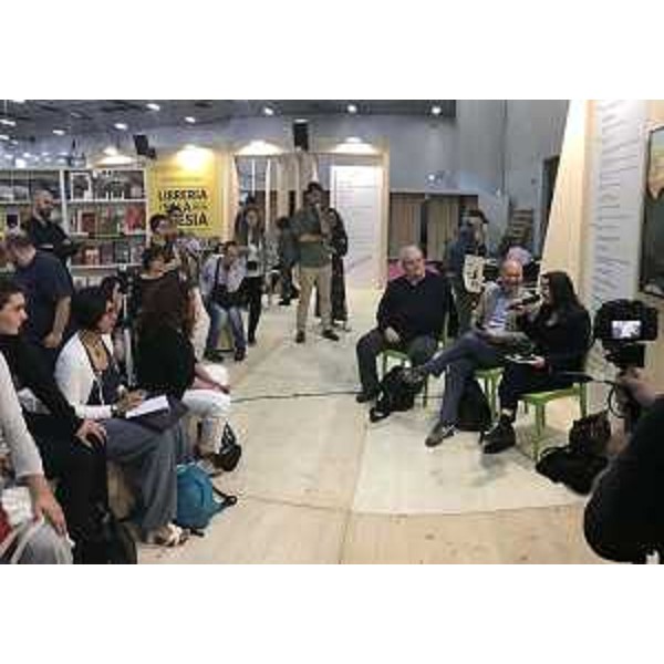 Milo De Angelis (Poeta), Gian Mario Villalta (Direttore artistico Pordenonelegge) e Laura Pugno (Poetessa) nello stand del FVG al 30° Salone del Libro - Torino 19/05/2017