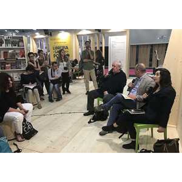 Milo De Angelis (Poeta), Gian Mario Villalta (Direttore artistico Pordenonelegge) e Laura Pugno (Poetessa) nello stand del FVG al 30° Salone del Libro - Torino 19/05/2017