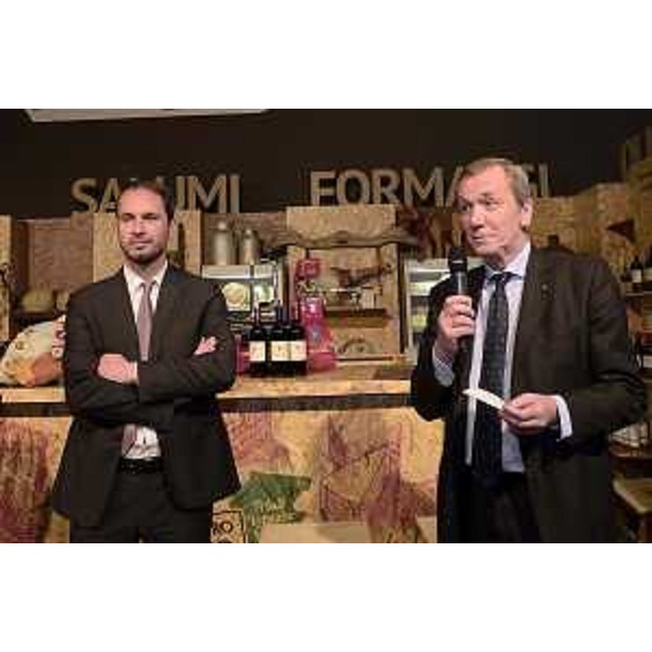Cristiano Shaurli (Assessore regionale Risorse agricole e forestali) e Rudolf Staudinger (Presidente Despar Nordest) alla tavola rotonda "Il patrimonio enogastronomico del FVG: come valorizzarlo?" - Udine 25/05/2017