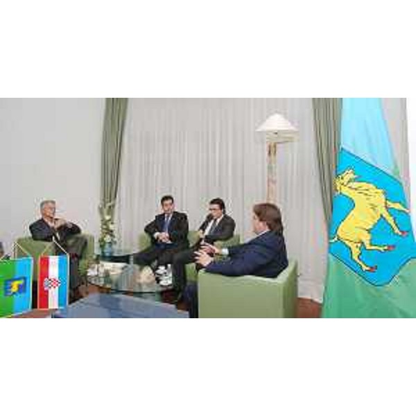 Riccardo Illy (Presidente Regione Friuli Venezia Giulia), Ivan Jakovcic (Presidente Contea Istriana) e Franco Iacop (Assessore regionale Relazioni internazionali) nel corso dell'incontro nella sede dell'Assemblea regionale a Pisino (HR). (Pisino 12/11/07)