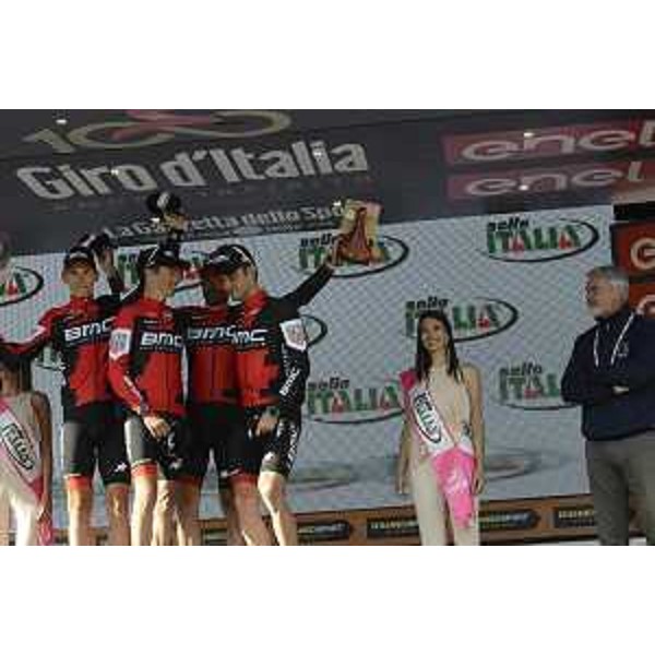 Paolo Panontin (Assessore regionale Autonomie locali e Coordinamento Riforme, Comparto unico, Sistemi informativi, Caccia e Risorse ittiche, delegato Protezione civile) alla premiazione della tappa 19 del centesimo Giro d'Italia - Piancavallo 26/05/2017