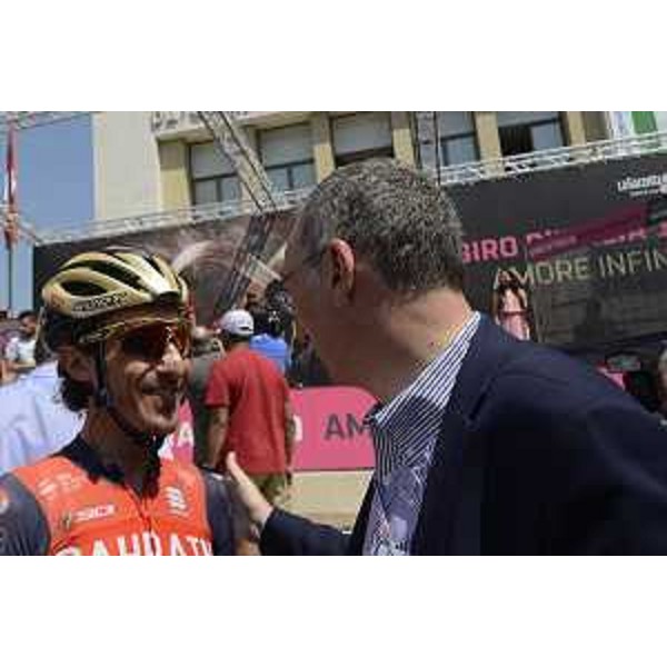Franco Pellizzotti (Ciclista partecipante al Giro d'italia) e Sergio Bolzonello (Vicepresidente Regione FVG e assessore Attività produttive, Turismo e Cooperazione) alla partenza della tappa 20 del centesimo Giro d'Italia - Pordenone 27/05/2017