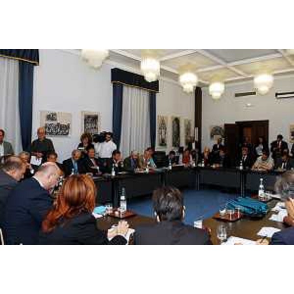 Enrico Bertossi (Assessore Regionale alle attività produttive) e Roberto Cosolini (Assessore Regionale al lavoro, formazione, università e ricerca) al tavolo di lavoro sulla Ferriera (Trieste, 29/09/05)