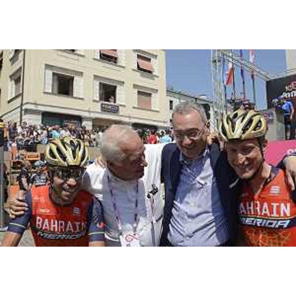 Enzo Cainero (Comitato organizzatore tappe 19 e 20 Giro dItalia in FVG) e Sergio Bolzonello (Vicepresidente Regione FVG e assessore Attività produttive, Turismo e Cooperazione) tra Vincenzo Nibali ed Enrico Gasparotto (Ciclisti partecipanti al Giro d'italia) alla partenza della tappa 20 del centesimo Giro d'Italia - Pordenone 27/05/2017