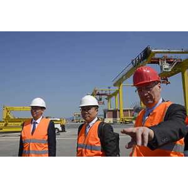 Sergio Bolzonello (Vicepresidente Regione FVG e assessore Attività produttive, Turismo e Cooperazione) accompagna la delegazione dell'Ambasciata cinese nella visita al Porto - Trieste 29/05/2017