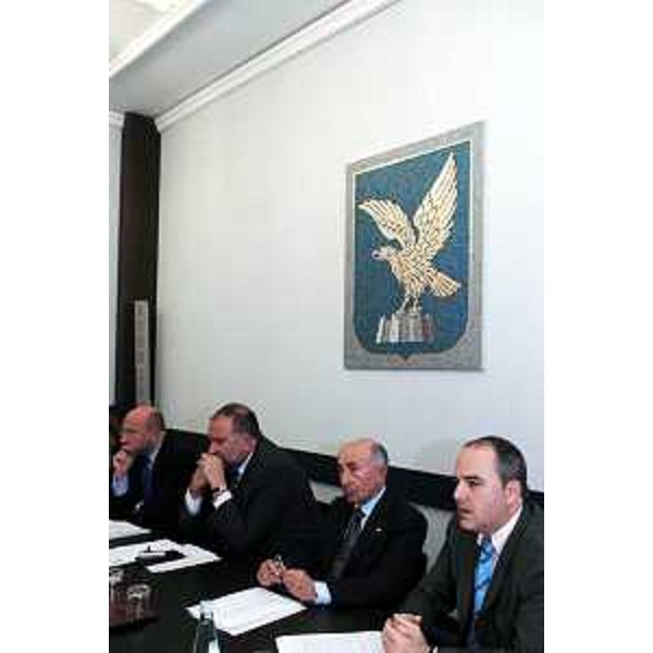 Enrico Bertossi (Assessore Regionale alle attività produttive) e Roberto Cosolini (Assessore Regionale al lavoro, formazione, università e ricerca) al tavolo di lavoro sulla Ferriera (Trieste, 29/09/05)