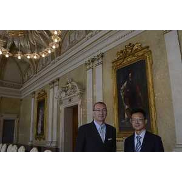 Sergio Bolzonello (Vicepresidente Regione FVG e assessore Attività produttive, Turismo e Cooperazione) e Xiaofeng Xu (Ministro consigliere Ambasciata Repubblica Popolare Cinese a Roma) nella sede della Regione - Trieste 29/05/2017