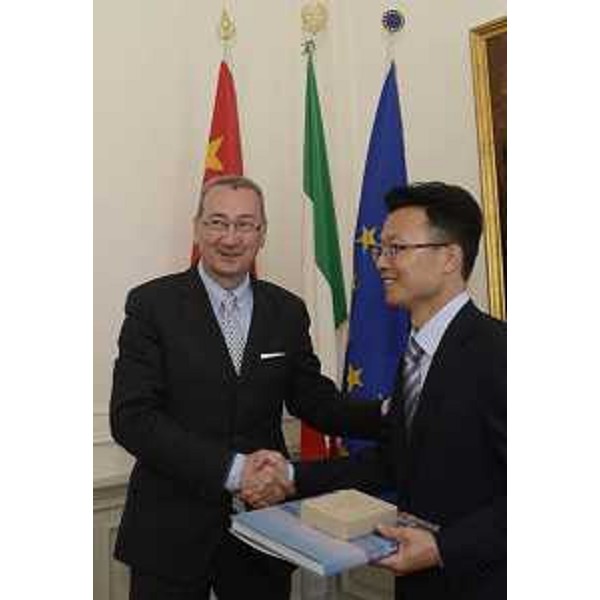 Sergio Bolzonello (Vicepresidente Regione FVG e assessore Attività produttive, Turismo e Cooperazione) e Xiaofeng Xu (Ministro consigliere Ambasciata Repubblica Popolare Cinese a Roma) nella sede della Regione - Trieste 29/05/2017