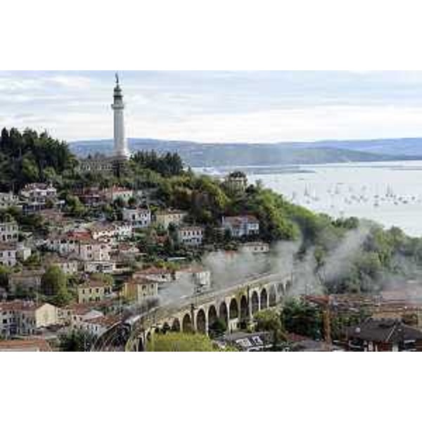 Un treno a vapore passa sotto il Faro della Vittoria durante la Barcolana - Trieste 11/10/2015