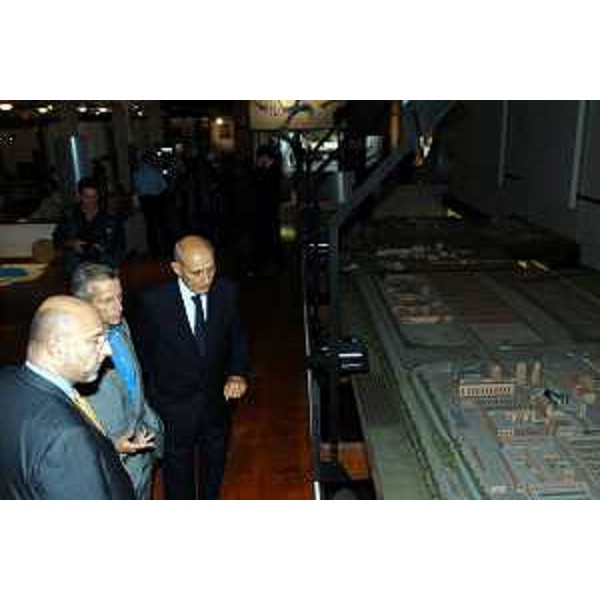 Riccardo Illy (Presidente Regione Friuli Venezia Giulia), Enrico Bertossi (Assessore Regionale alle attività produttive) e Andrea Matiussi (Vicepresidente SNIA) all'inaugurazione del Museo Territoriale (Torviscosa, 22/09/05)