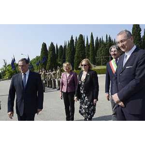 Domenico Rossi (Sottosegretario alla Difesa), Annapaola Porzio (Prefetto Trieste), Isabella Alberti (Prefetto Gorizia), Antonio Calligaris (Sindaco Fogliano Redipuglia), Sergio Bolzonello (Vicepresidente Regione FVG e assessore Attività produttive, Turismo e Cooperazione) alla celebrazione della Festa della Repubblica - Redipuglia 02/06/2017
