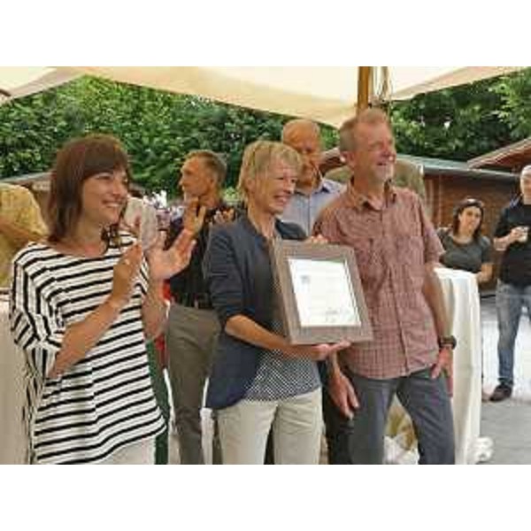 Debora Serracchiani (Presidente Regione Friuli Venezia Giulia) consegna una targa di onorificenza a Nives Meroi e Romano Benet - Tolmezzo 04/06/2017