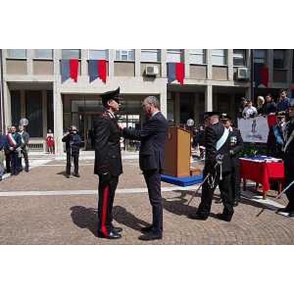 Sergio Bolzonello (Vicepresidente Regione FVG e assessore Attività produttive, Turismo e Cooperazione) premia Daniele Azzan (Appuntato scelto dei Carabinieri) alla cerimonia per l'anniversario della fondazione dell'Arma - Udine 05/06/2017
