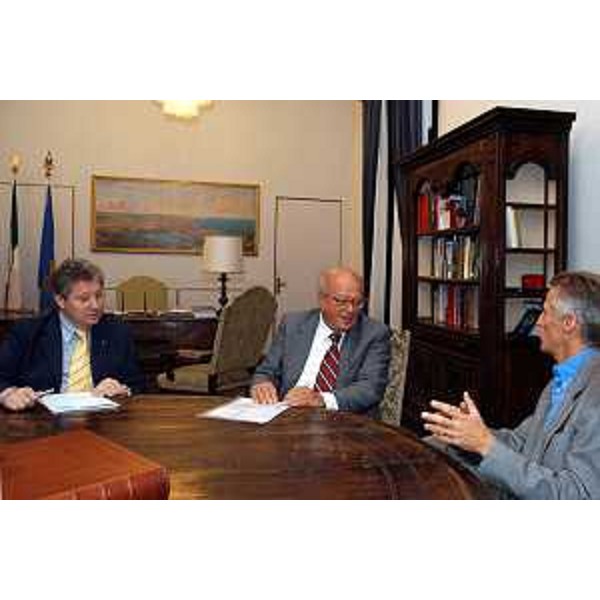 Riccardo Illy (Presidente Regione Friuli Venezia Giulia) incontra Carlo Dapelo (Presidente della Corte D'Appello) (Trieste, 22/09/05)