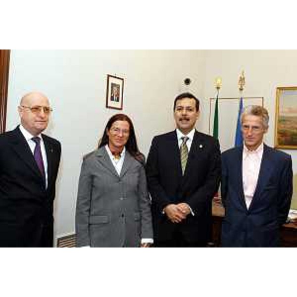 Riccardo Illy (Presidente Regione Friuli Venezia Giulia) incontra Francisco Bonifaz (Ambasciatore del Guatemala in Italia), Anna Belci Illy (Console Onorario del Guatemale) e Nicola Ortolani Biscaccianti della Fonte (Trieste, 21/09/05) 