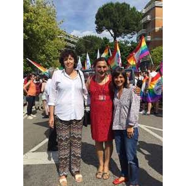 Loredana Panariti (Assessore regionale Lavoro, Formazione, Istruzione, Pari Opportunità, Politiche giovanili, Ricerca e Università) e Debora Serracchiani (Presidente Regione Friuli Venezia Giulia) al corteo del FVG Pride - Udine 10/06/2017