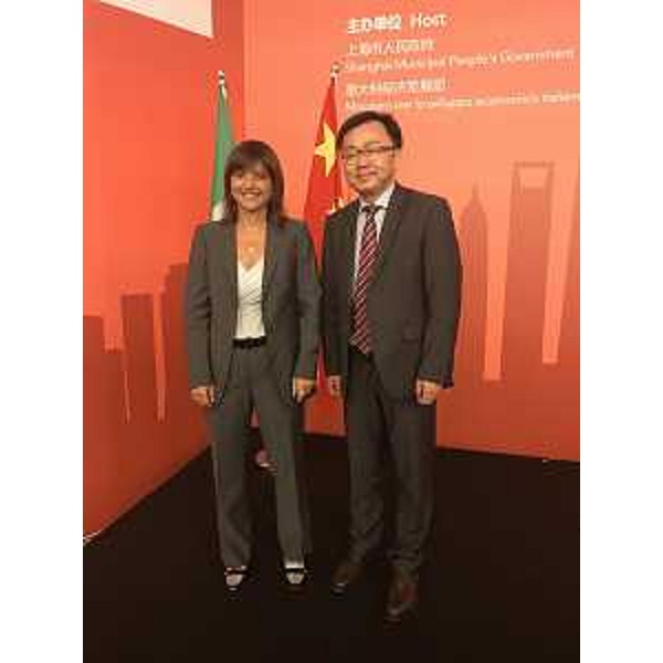 Debora Serracchiani (Presidente Regione Friuli Venezia Giulia) e Sun Xinhua (Presidente Invest Shangai) al Forum Italo-Cinese per la cooperazione economica ed il commercio - Roma 14/06/2017