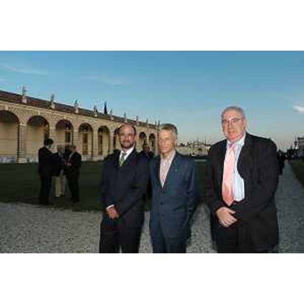 Riccardo Illy (Presidente Regione Friuli Venezia Giulia), Schwartz e Bruce Brandfon (Editore di Scientific American) al Forum Scientific American (Villa Manin, 14/09/05)