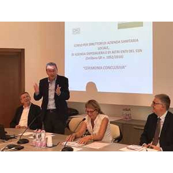 Sergio Bolzonello (Vicepresidente Regione FVG e assessore Attività produttive, Turismo e Cooperazione) e Maria Sandra Telesca (Assessore regionale Salute, Integrazione socio-sanitaria, Politiche sociali e Famiglia) alla consegna dei diplomi del primo corso per direttori di aziende ed enti del Servizio Sanitario Regionale (SSR) - Aviano 22/06/2017