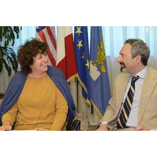 Loredana Panariti (Assessore regionale Lavoro, Formazione, Istruzione, Pari Opportunità, Politiche giovanili, Ricerca e Università) e Matthew Diamond (Vicedirettore Scuola internazionale superiore studi avanzati - Sissa) alla firma dell'accordo di cooperazione tra Regione, sistema universitario del FVG e Massachusetts institute of technology (Mit) - Udine 23/06/2017