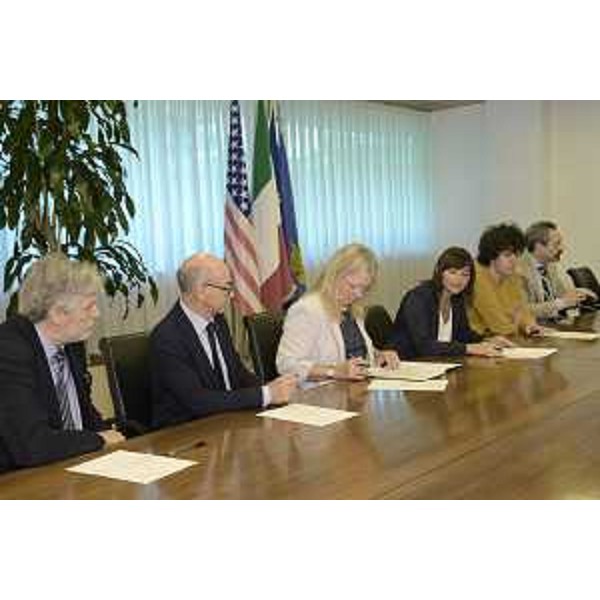 Debora Serracchiani (Presidente Regione Friuli Venezia Giulia) e Loredana Panariti (Assessore regionale Lavoro, Formazione, Istruzione, Pari Opportunità, Politiche giovanili, Ricerca e Università) alla firma dell'accordo di cooperazione tra Regione, sistema universitario del FVG e Massachusetts institute of technology (Mit) - Udine 23/06/2017