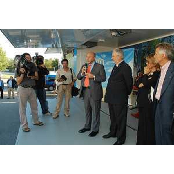 Riccardo Illy (Presidente Regione Friuli Venezia Giulia), Enrico Bertossi (Assessore Regionale alle attività produttive) e Gianpaolo Pozzo per promozione Motorhome Udinese (Udine, 14/09/05)