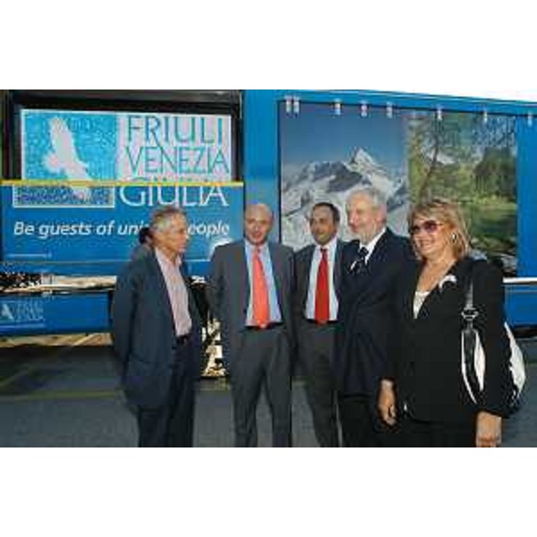 Riccardo Illy (Presidente Regione Friuli Venezia Giulia), Enrico Bertossi (Assessore Regionale alle attività produttive) e Gianpaolo Pozzo per promozione Motorhome Udinese (Udine, 14/09/05)