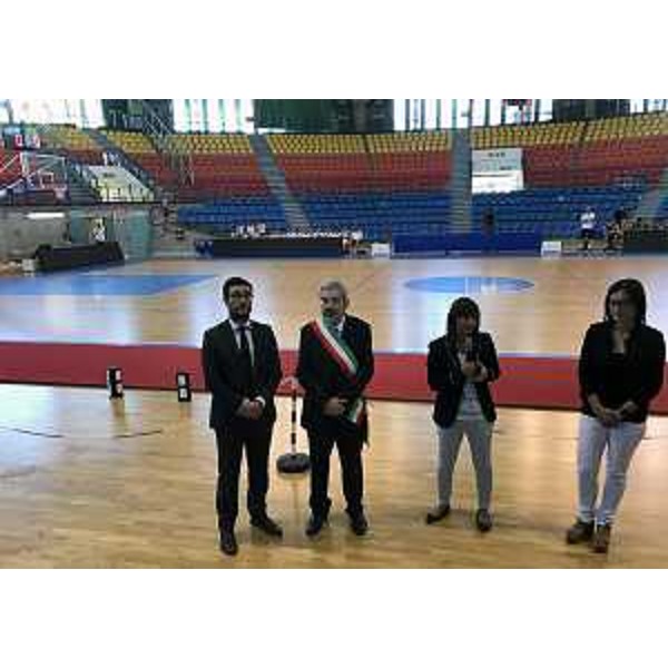 Pierenrico Scalettaris (Assessore lavori pubblici Comune Udine), Furio Honsell (Sindaco Udine), Debora Serracchiani (Presidente Regione Friuli Venezia Giulia) e Raffaella Basana (Assessore sport Comune Udine) all'inaugurazione del rinnovato palasport Carnera - Udine 26/06/2017