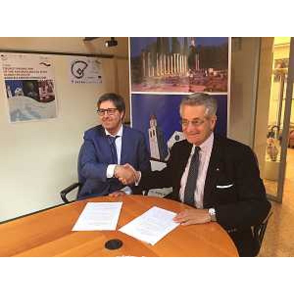 Maurizio Ionico (Amministratore unico Ferrovie Udine-Cividale - FUC) e Antonio Zanardi Landi (Presidente Fondazione Aquileia) alla firma dell'accordo di partnership - Udine 26/06/2017