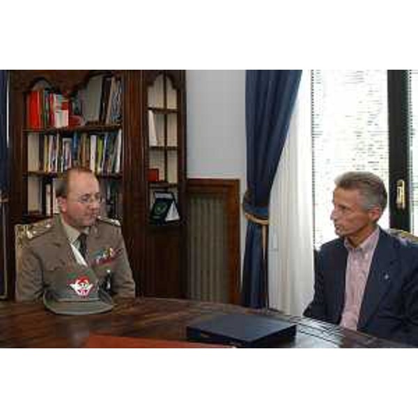 Riccardo Illy (Presidente Regione Friuli Venezia Giulia) riceve il Generale Alberto Primicerj che lascia il suo incarico ai vertici della Julia e del Multinational Land Force (MLF) (Trieste, 14/09/05)