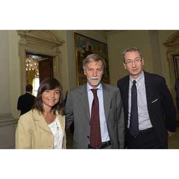 Debora Serracchiani (Presidente Regione Friuli Venezia Giulia), Graziano Delrio (Ministro Infrastrutture e Trasporti) e Sergio Bolzonello (Vicepresidente Regione FVG e assessore Attività produttive, Turismo e Cooperazione) alla firma del decreto per il regime di punto franco del porto - Trieste 27/06/2017