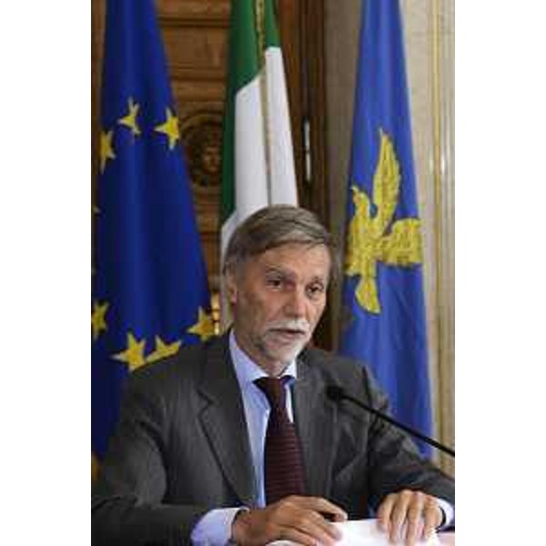 Graziano Delrio (Ministro Infrastrutture e Trasporti) alla firma del decreto per il regime di punto franco del porto - Trieste 27/06/2017