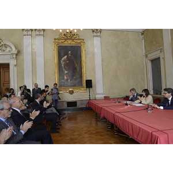 Graziano Delrio (Ministro Infrastrutture e Trasporti), Debora Serracchiani (Presidente Regione Friuli Venezia Giulia) e Zeno D'Agostino (Presidente Autorità Sistema Portuale Mare Adriatico Orientale) alla firma del decreto per il regime di punto franco del porto - Trieste 27/06/2017