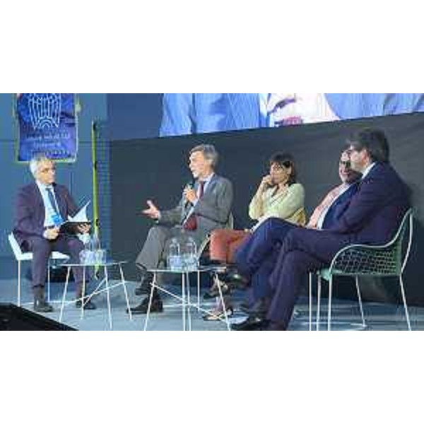 Dario di Vico (Giornalista e moderatore dibattito), Graziano Delrio (Ministro Infrastrutture e Trasporti), Debora Serracchiani (Presidente Regione Friuli Venezia Giulia), Giuseppe Bono (Amministratore delegato Fincantieri) e Zeno D'Agostino (Presidente Autorità Sistema Portuale Mare Adriatico Orientale) all'assemblea di Unindustria Pordenone - Pordenone 27/06/2017