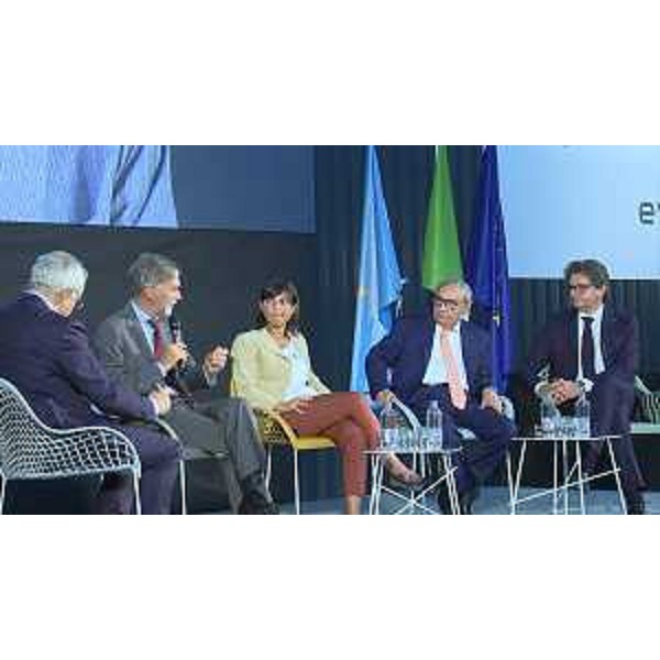 Dario di Vico (Giornalista e moderatore dibattito), Graziano Delrio (Ministro Infrastrutture e Trasporti), Debora Serracchiani (Presidente Regione Friuli Venezia Giulia), Giuseppe Bono (Amministratore delegato Fincantieri) e Zeno D'Agostino (Presidente Autorità Sistema Portuale Mare Adriatico Orientale) all'assemblea di Unindustria Pordenone - Pordenone 27/06/2017