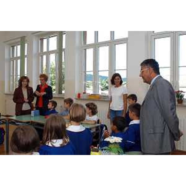 Roberto Antonaz (Assessore Regionale all'istruzione, cultura, sport e pace) visita scuole elementari di Opicina (Trieste, 12/09/05)
