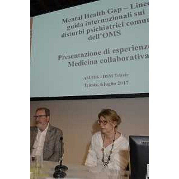 Nicola Delli Quadri (Direttore generale Azienda sanitaria universitaria integrata - Asuit) e Maria Sandra Telesca (Assessore regionale Salute, Integrazione socio-sanitaria, Politiche sociali e Famiglia) al convegno "Mental Health Gap - Linee guida internazionali sui disturbi psichiatrici comuni dell'OMS" - Trieste 06/07/2017
