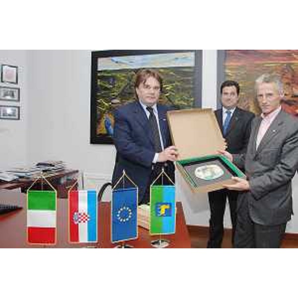 Riccardo Illy (Presidente Regione Friuli Venezia Giulia), Ivan Jakovcic (Presidente Contea Istriana) e Franco Iacop (Assessore regionale Relazioni internazionali) nel corso dell'incontro nella sede dell'Assemblea regionale a Pisino (HR). (Pisino 12/11/07)