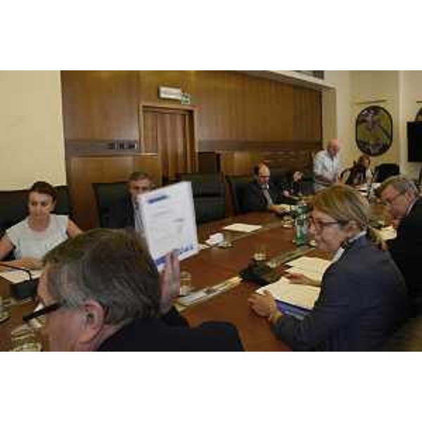 Maria Sandra Telesca (Assessore regionale Salute, Integrazione socio-sanitaria, Politiche sociali e Famiglia) e Adriano Marcolongo (Direttore centrale Salute Regione FVG) in Prima Commissione consiliare - Trieste 07/07/2017