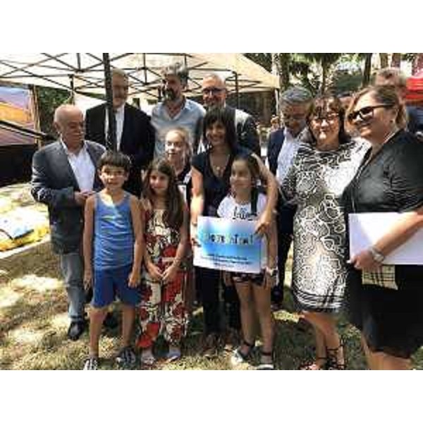 Paolo Panontin (Assessore regionale Protezione civile), Franco Ceregioli (Sindaco Sarnano), Luca Ceriscioli (Presidente Regione Marche) e Debora Serracchiani (Presidente Regione Friuli Venezia Giulia) con bambini che frequenteranno la scuola dell'infanzia che sta costruendo la Protezione civile del FVG - Sarnano 10/07/2017