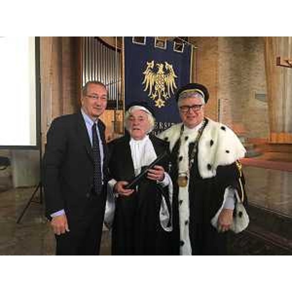 Sergio Bolzonello (Vicepresidente Regione FVG e assessore Attività produttive, Turismo e Cooperazione) e Alberto Felice De Toni (Rettore Università Udine) consegnano la laurea ad honorem al maestro organaro Gustavo Zanin, nella chiesa di San Quirino - Udine 10/07/2017