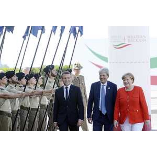 Emmanuel Macron (Presidente Repubblica Francese), Paolo Gentiloni (Presidente Consiglio Ministri) e Angela Merkel (Cancelliera di Germania) in occasione del Western Balkans Summit - Trieste 12/07/2017