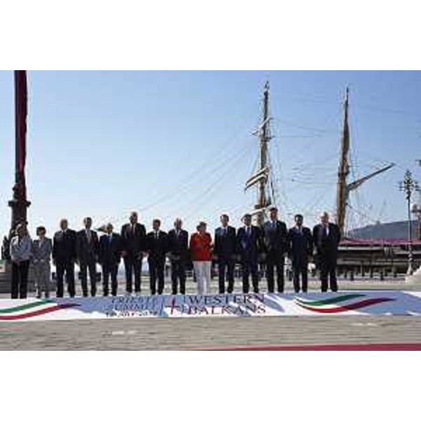 Paolo Gentiloni (Presidente Consiglio Ministri) con i rappresentanti UE e capi di Stato e di Governo partecipanti al Western Balkans Summit, in piazza Unità d'Italia - Trieste 12/07/2017