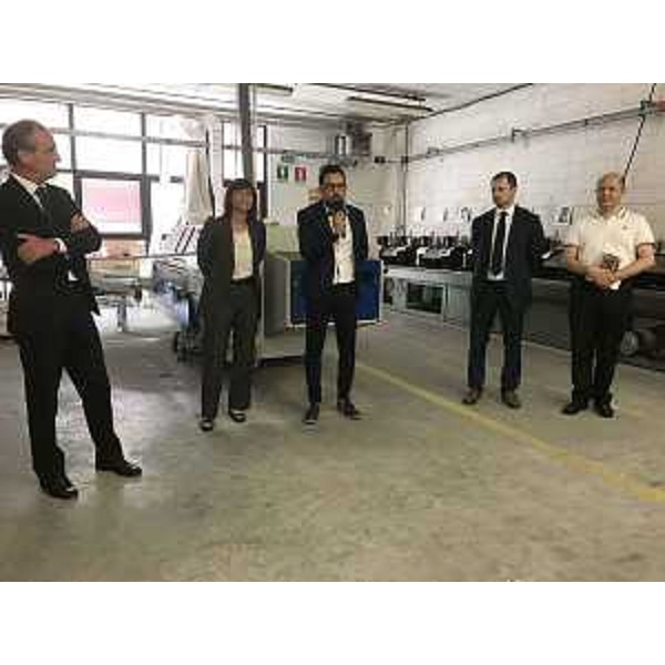 Nicola Valent (Presidente Legotecnica) accompagna Debora Serracchiani (Presidente Regione Friuli Venezia Giulia) nella visita alla Cooperativa sociale Legotecnica - Colloredo di Pasian di Prato 11/07/2017